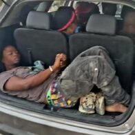 Detienen a dominicano por transportar indocumentados ocultos en el baúl del vehículo en San Juan de la Maguana