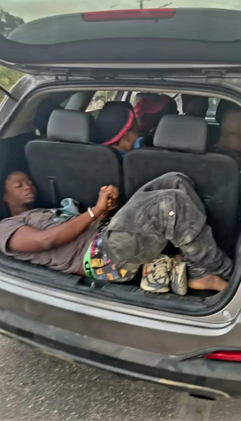 Detienen a dominicano por transportar indocumentados ocultos en el baúl del vehículo en San Juan de la Maguana