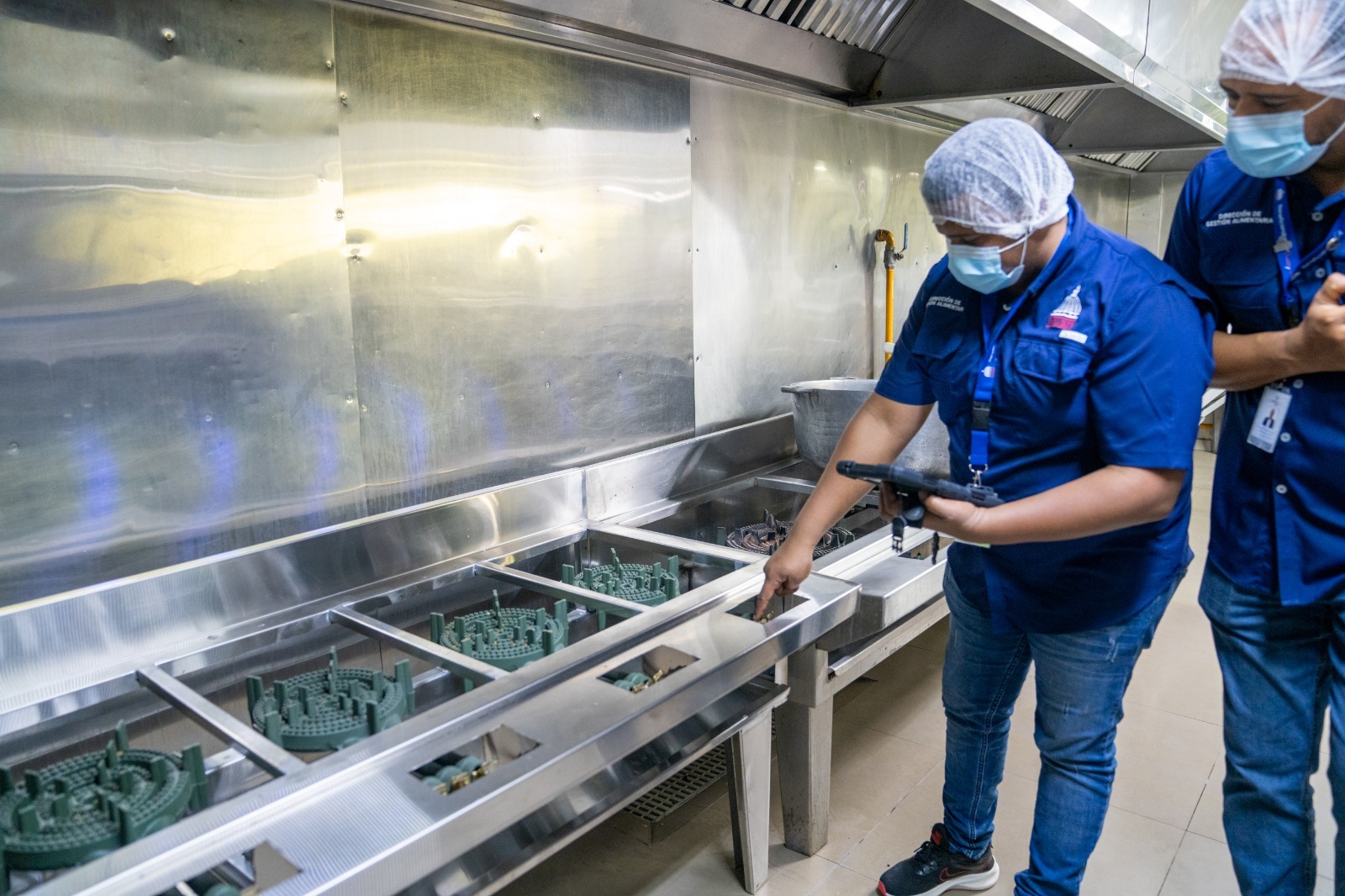 INABIE refuerza transparencia en licitaciones del almuerzo escolar con el uso de equipos tecnológicos
