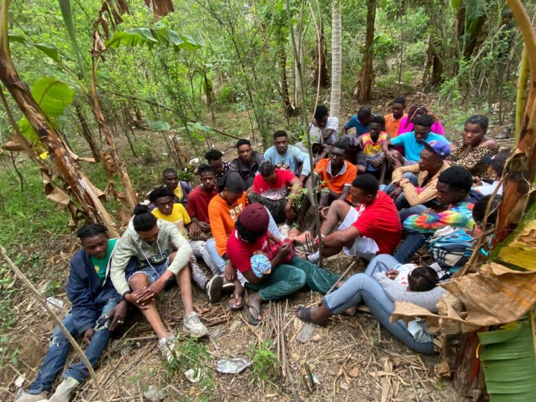 Interceptan grupo de 30 haitianos indocumentados en zona montañosa de Guayubín