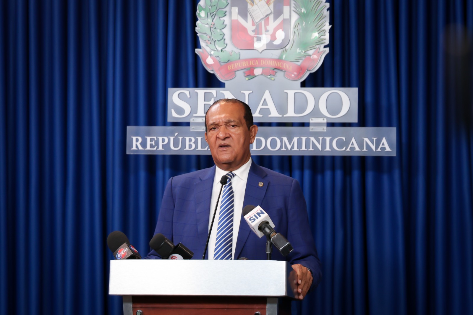 Senador Antonio Marte y comunitarios de Villa Los Almácigos denuncian tala indiscriminada de pinos y solicitan una inmediata intervención de las autoridades.