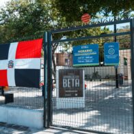 Carolina Mejía coloca la bandera nacional en parques por celebración del Mes de la Patria
