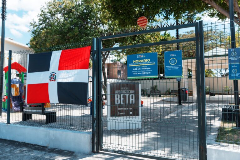 Carolina Mejía coloca la bandera nacional en parques por celebración del Mes de la Patria