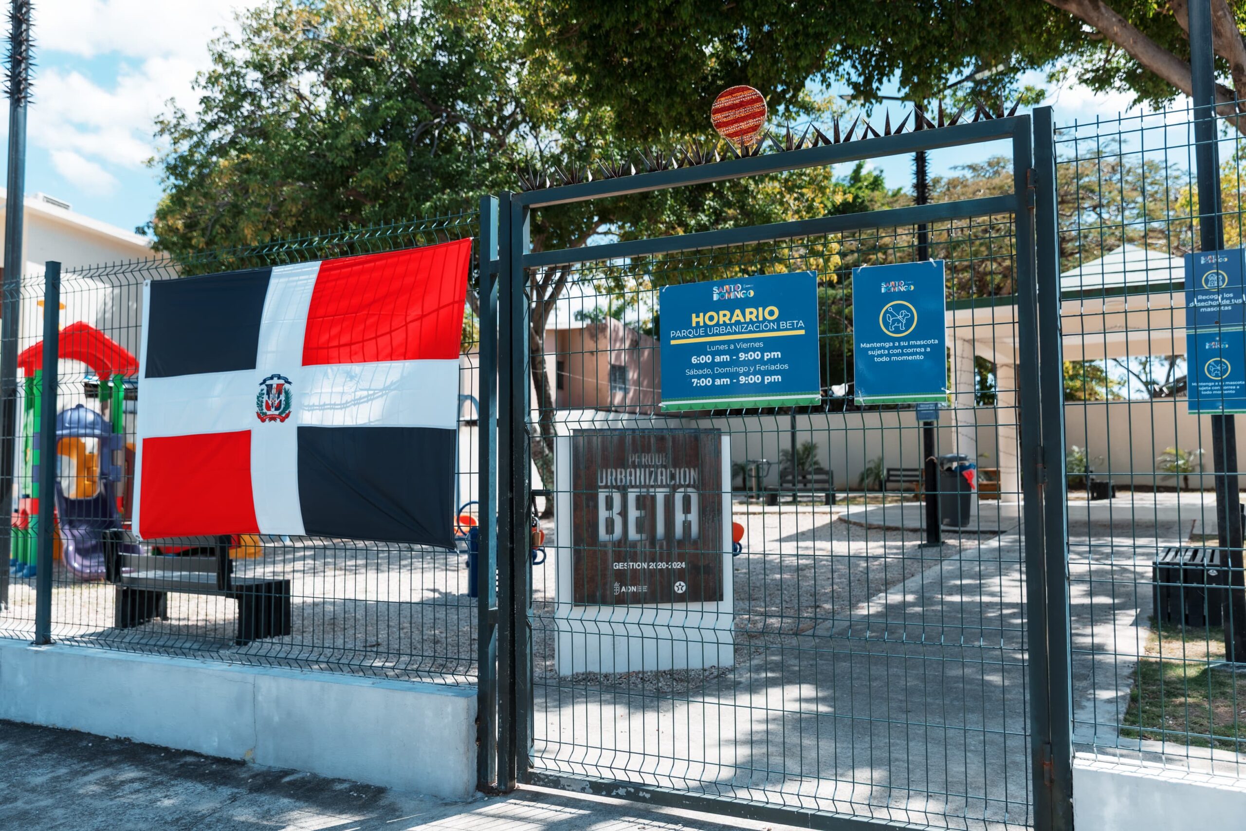 Carolina Mejía coloca la bandera nacional en parques por celebración del Mes de la Patria