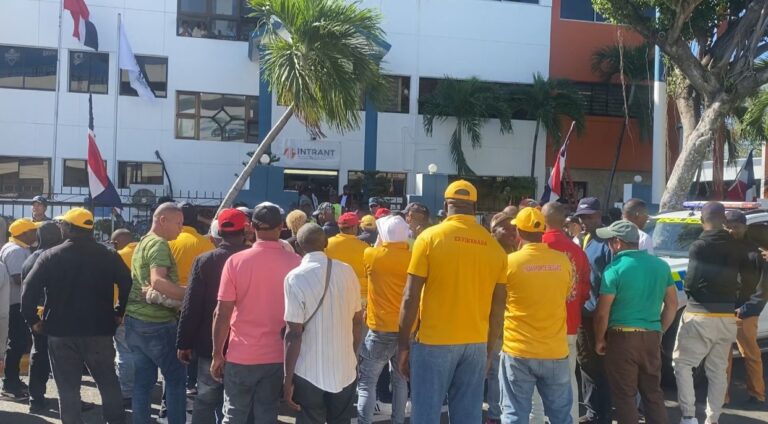 Transportistas protestan frente al Intrant por supuestas multas abusivas y retención de vehículos