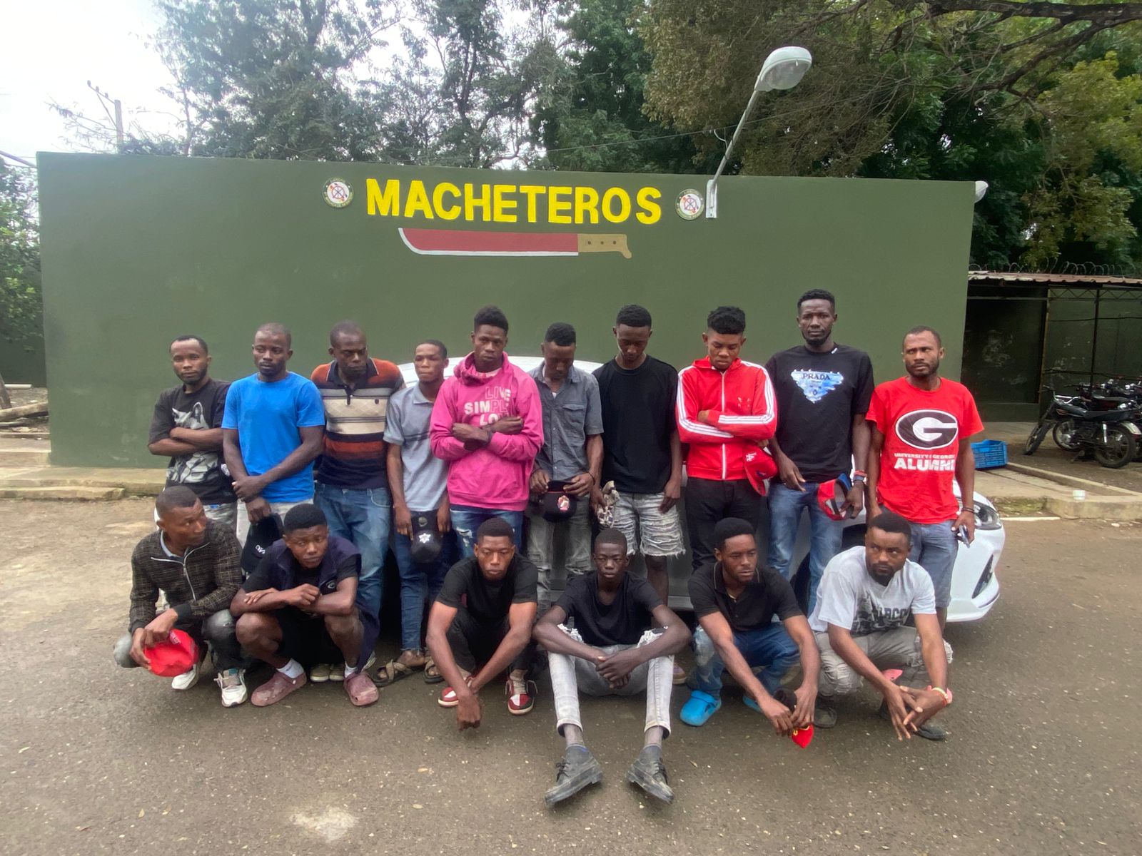 Ejército intercepta dos vehículos con 26 nacionales haitianos en condición migratoria irregular en Valverde