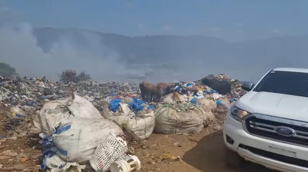 Incendio en vertedero de Falconbridge retrasa recogida de basura en Monseñor Nouel