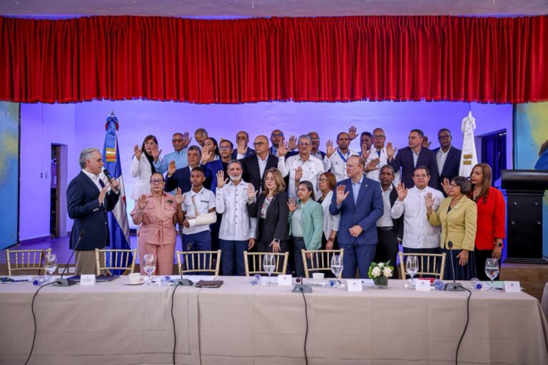Luis Miguel De Camps formaliza la Mesa de los 5 Pilares en Santiago con énfasis en convivencia y armonía escolar