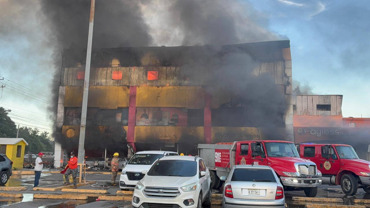 Incendio afecta mueblería L&R