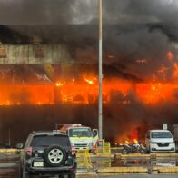 Electrodomésticos comienzan a desplomarse en medio del incendio en tienda en Villa Mella