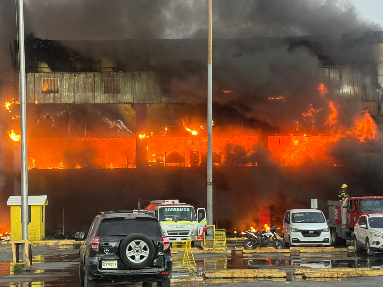Electrodomésticos comienzan a desplomarse en medio del incendio en tienda en Villa Mella