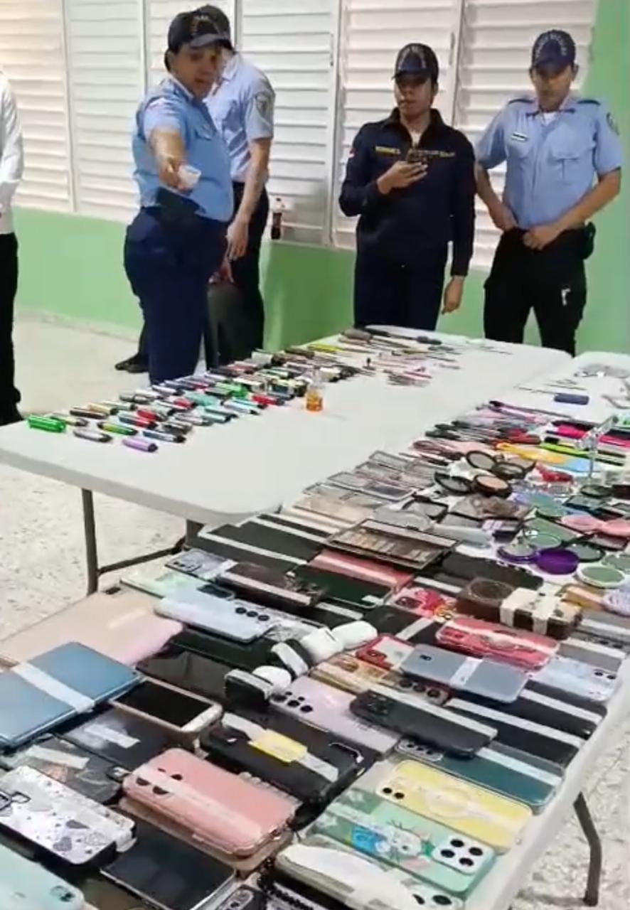Ocupan en politécnico Ñico Lora de Navarrete armas blancas, vapers y celulares incautados