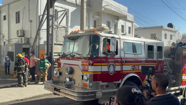 Camiones cisterna continúan llegando a Katae Group en Haina para reforzar labores contra incendio
