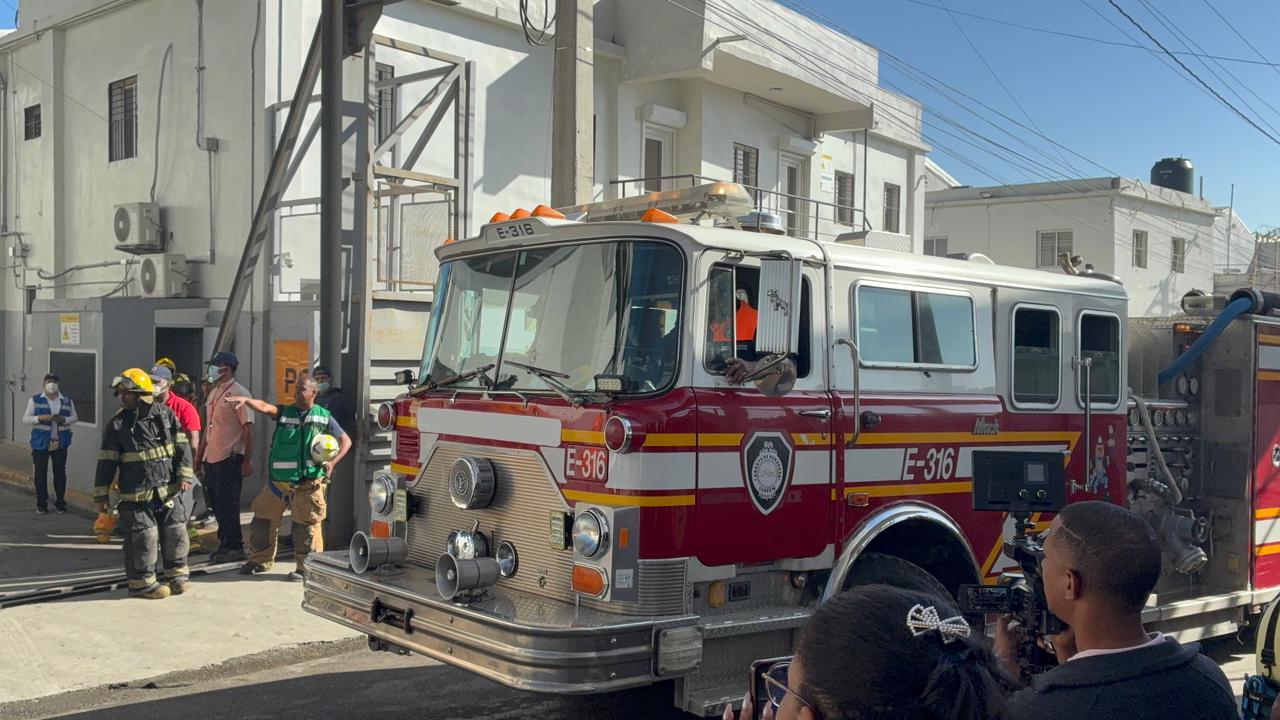 Camiones cisterna continúan llegando a Katae Group en Haina para reforzar labores contra incendio