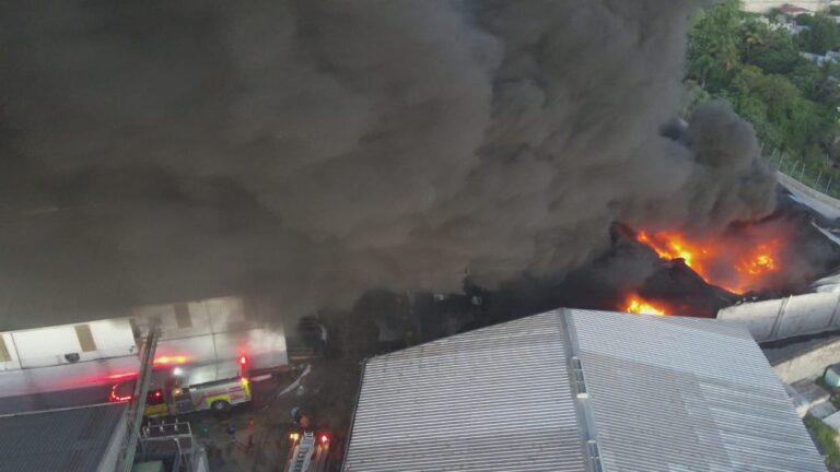 911 coordina asistencia en incendio de gran magnitud en empresa de plásticos en San Cristóbal