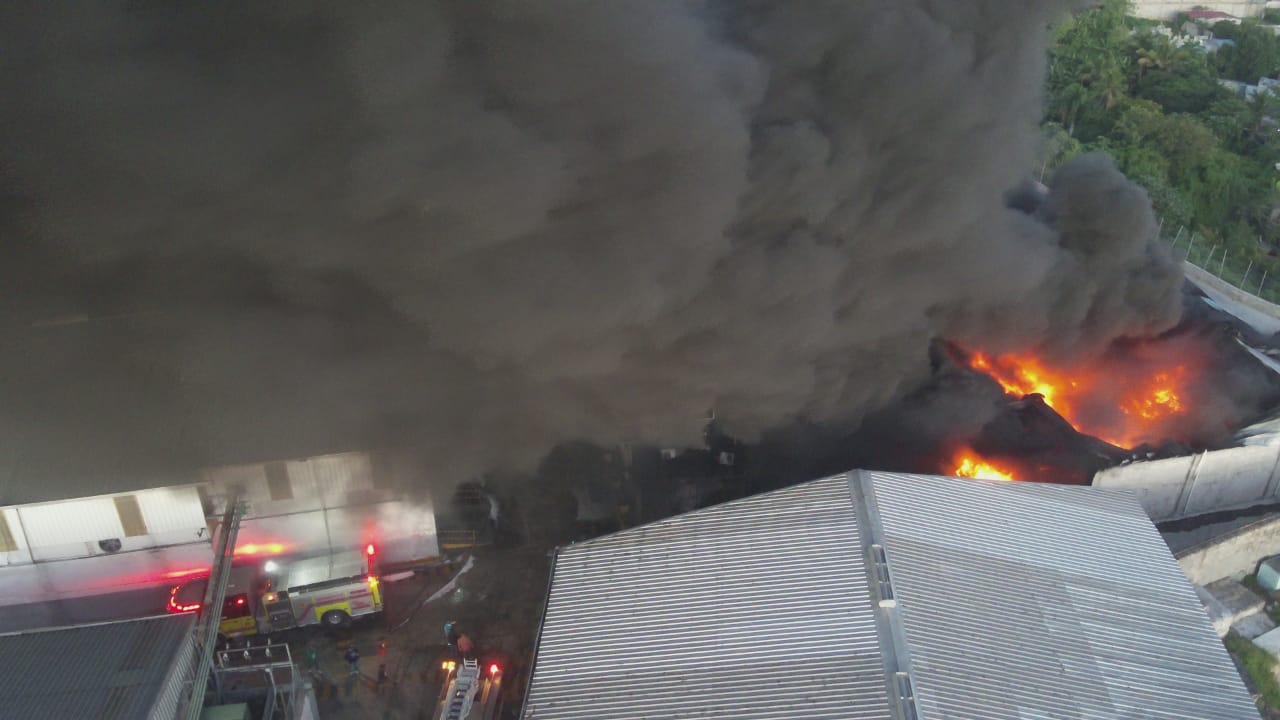 911 coordina asistencia en incendio de gran magnitud en empresa de plásticos en San Cristóbal