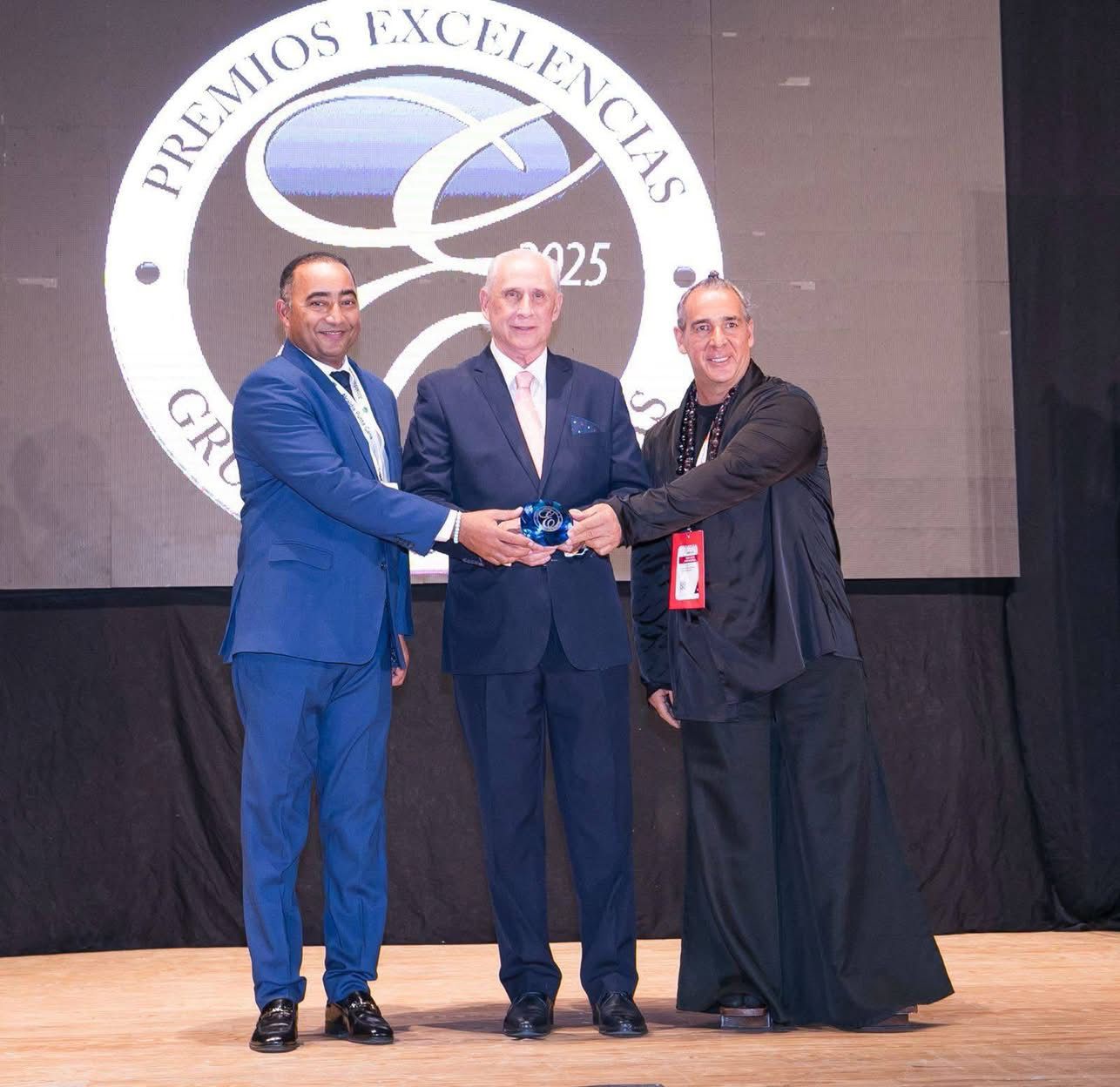 Flavio Acuña recibe reconocimiento internacional en FITUR e impulsa alianza estratégica para Punta Cana