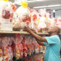 Flores, globos y tazas dinamizan el comercio en San Valentín 2026