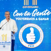 Abinader reta a la oposición a “buscar en Google” cifras sobre pobreza, homicidios y salario mínimo