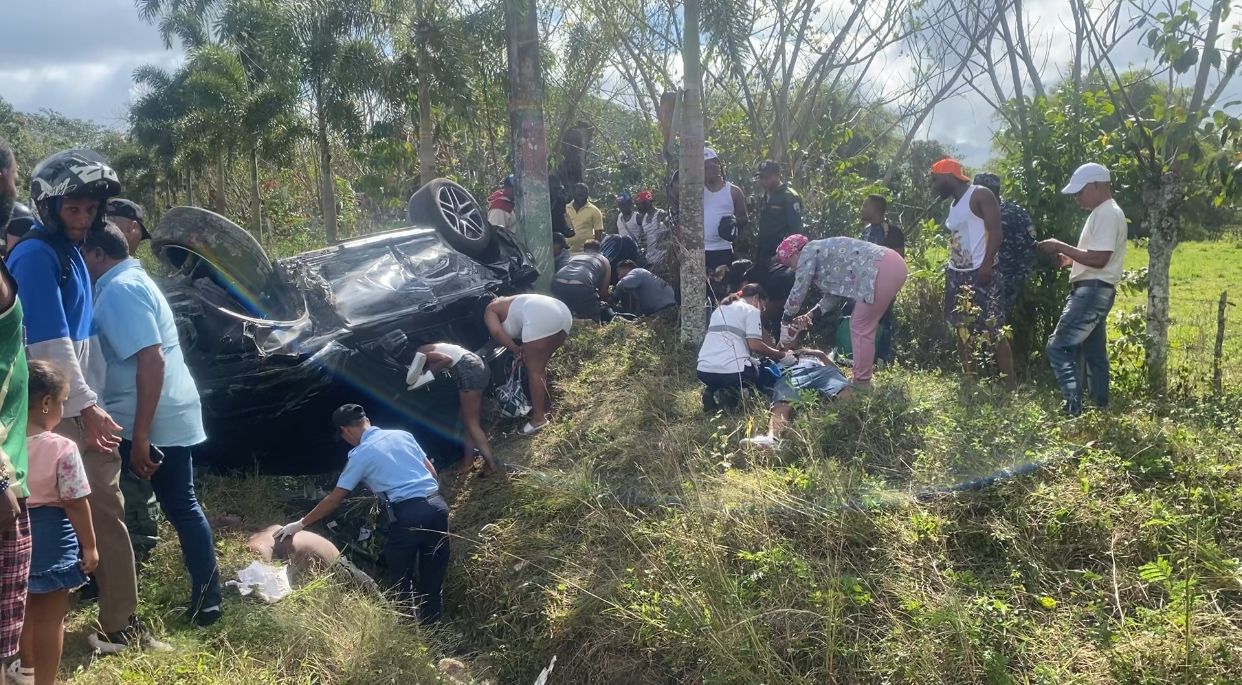 Jeepeta se vuelca en la carretera Bayaguana–Monte Plata y deja varios heridos