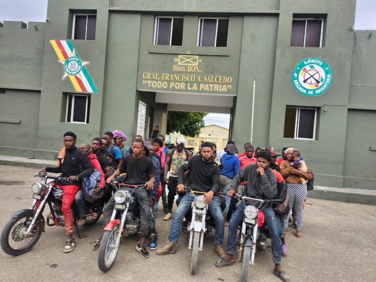 Detienen a 37 haitianos indocumentados que eran guiados por dos ciudadanos dominicanos en Dajabón