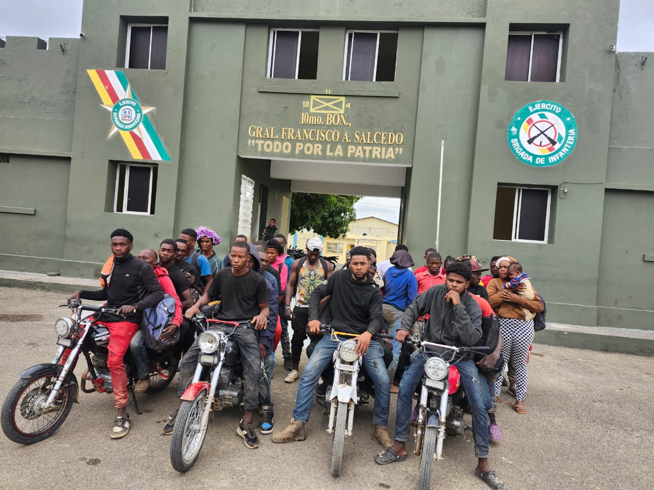 Detienen a 37 haitianos indocumentados que eran guiados por dos ciudadanos dominicanos en Dajabón