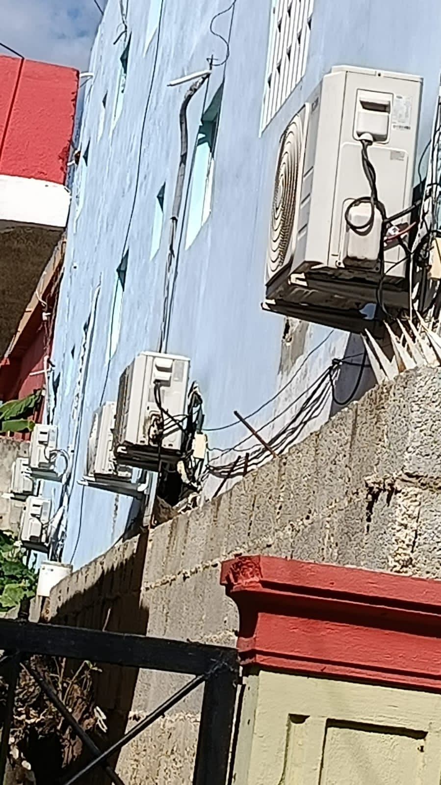 Edeeste detecta conexión ilegal soterrada en edificio de apartamentos en La Romana