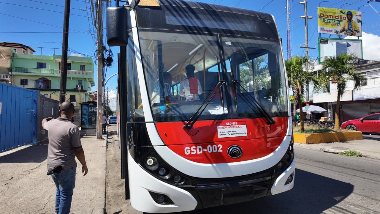 “Es más cómodo”: usuarios prefieren los nuevos autobuses del corredor Independencia