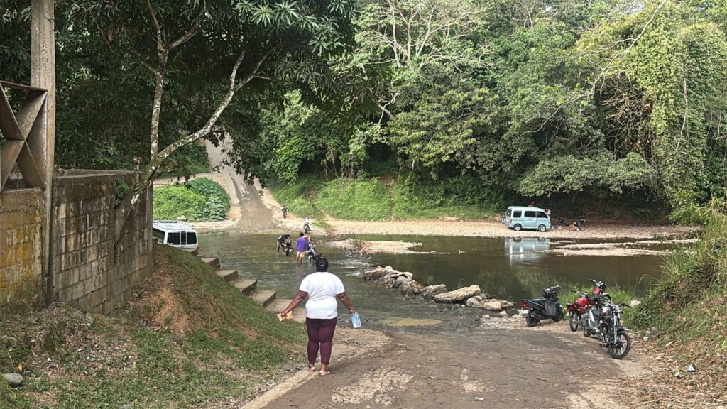 Comunidad de Mamá Tingó reclama construcción urgente de puente sobre río Guanuma
