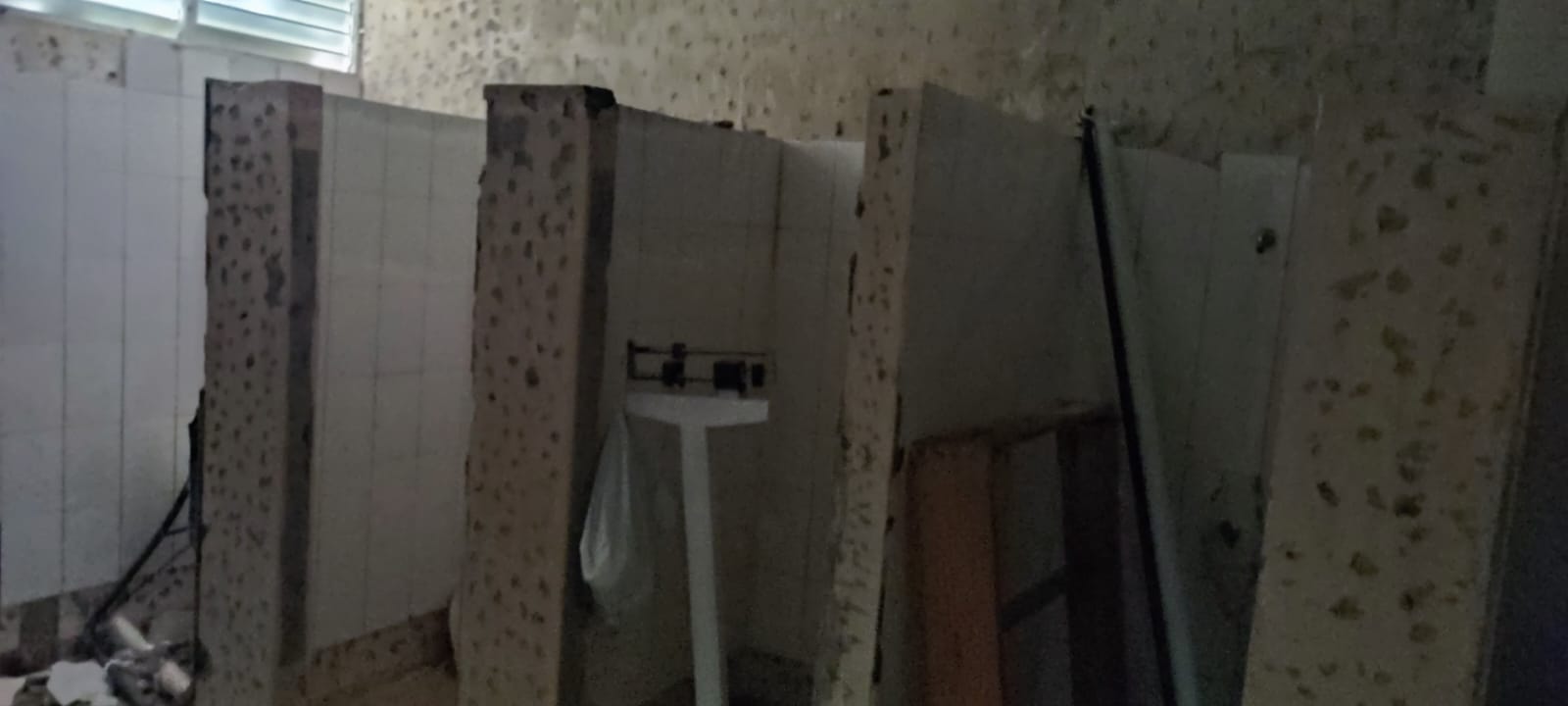 Padres y madres de atletas exigen intervención urgente en los baños del Pabellón de Gimnasia de Barahona