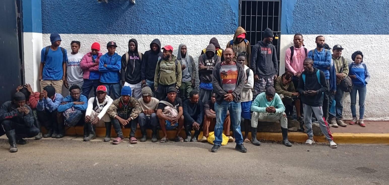 Ejército detiene camionero que transportaba ocultos a 32 haitianos indocumentados en Santiago