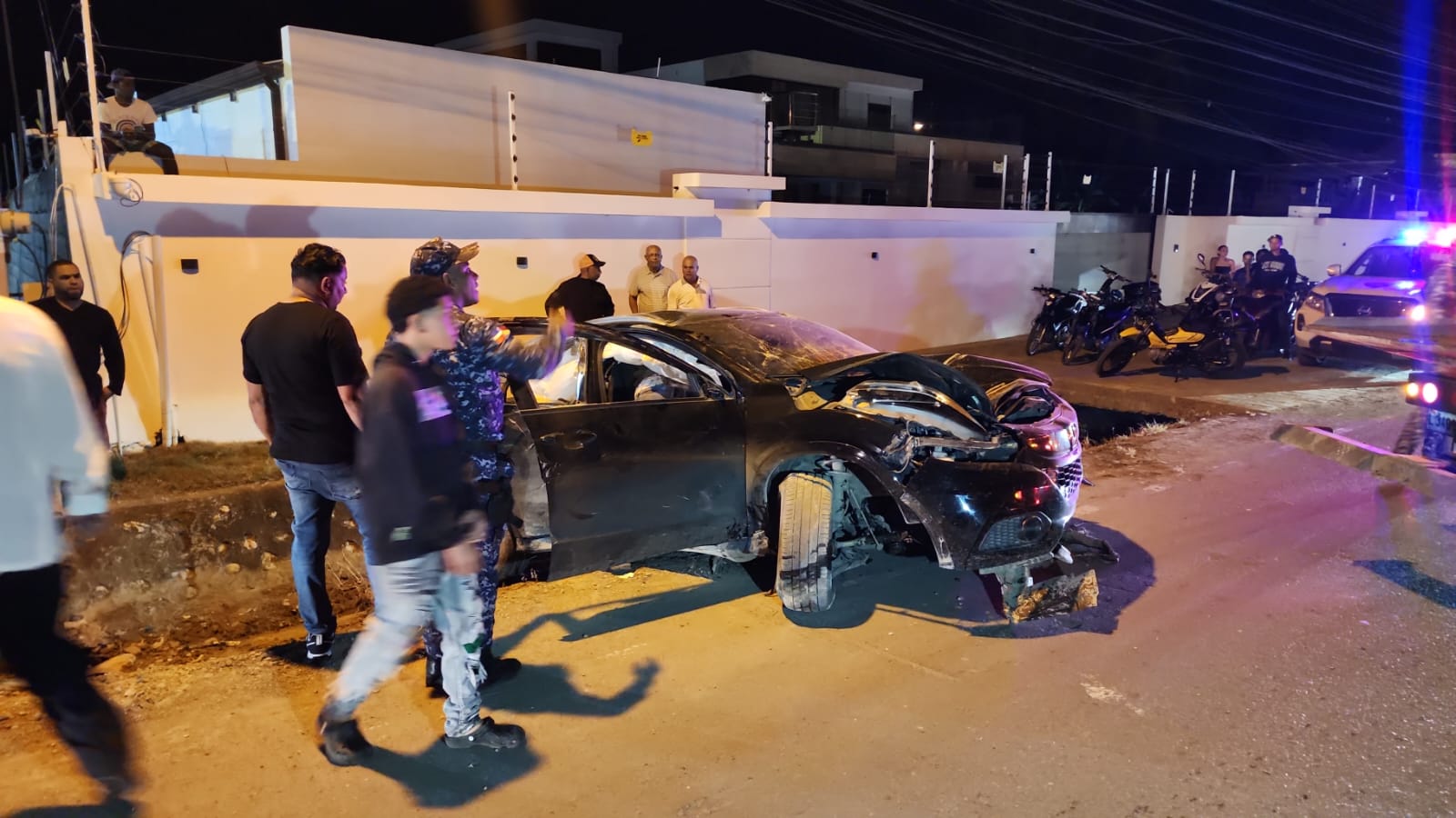 Joven sobrevive a aparatoso accidente en la carretera Salcedo–Tenares