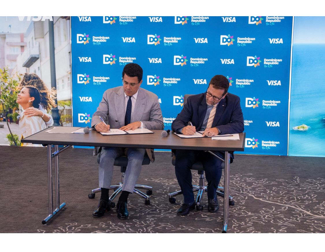 El ministro de Turismo, David Collado y Jorge Lemus, Vicepresidente Senior y Gerente General para el Caribe y Centro América de Visa.