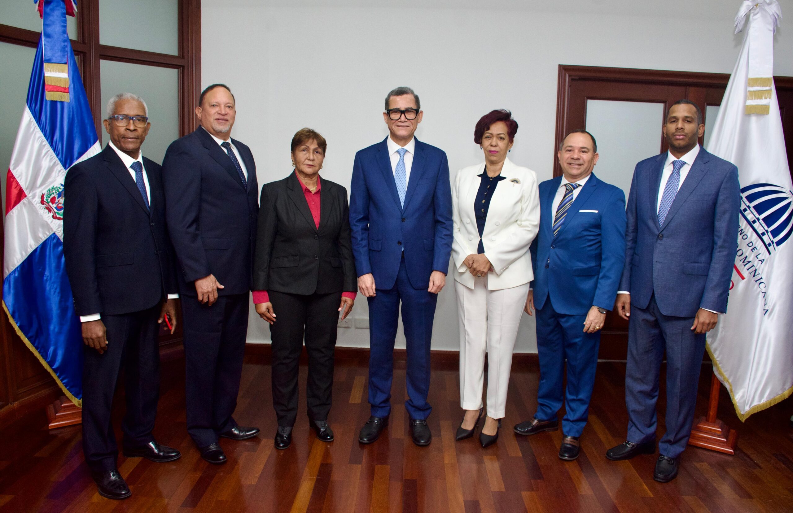 Ministro de Trabajo juramenta nuevos viceministros y destaca avances históricos