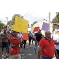 Comunitarios incendian punto de drogas durante marcha contra el microtráfico en La Vega
