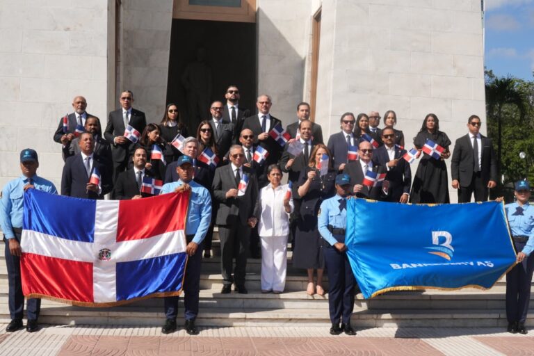 Banreservas deposita ofrenda floral por el 182 aniversario de la Independencia Nacional en el Altar de la Patria