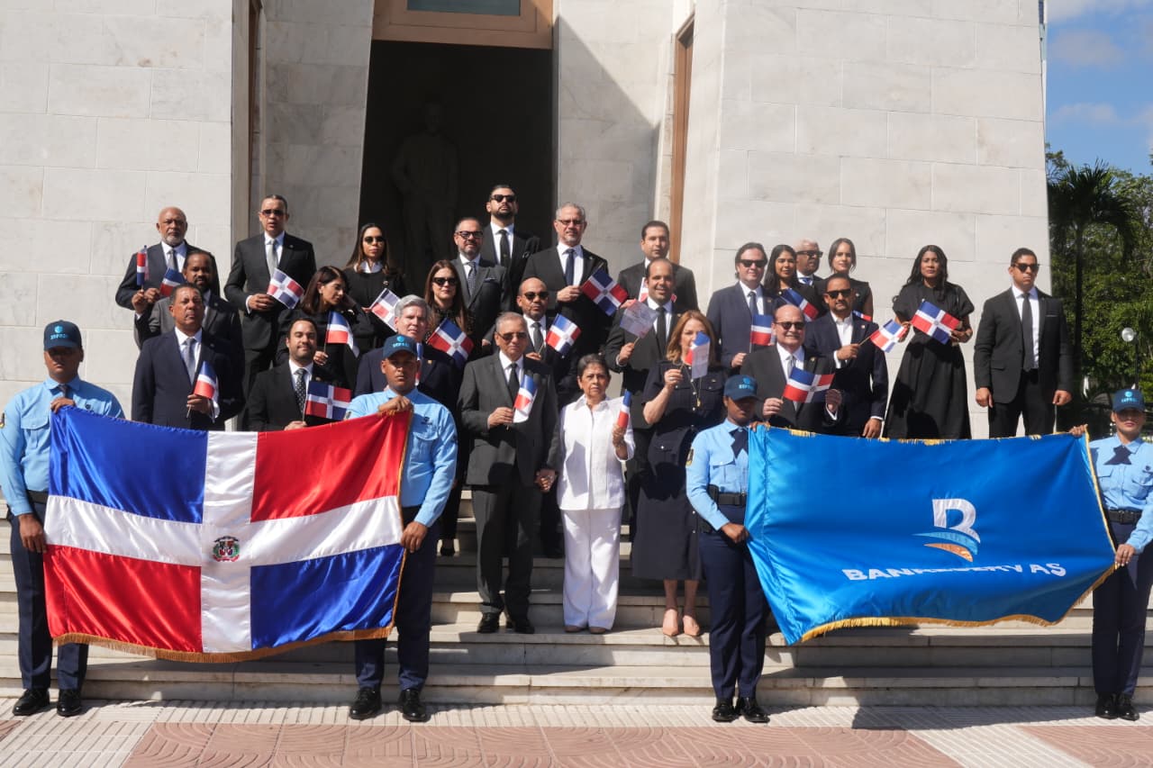 Banreservas deposita ofrenda floral por el 182 aniversario de la Independencia Nacional en el Altar de la Patria