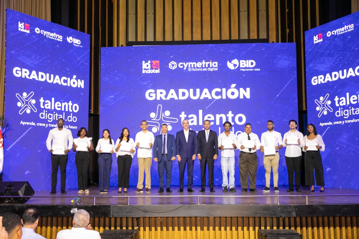 Abinader encabeza graduación de 5,000 jóvenes del programa Talento Digital, impulsando el capital humano que demanda el mercado laboral