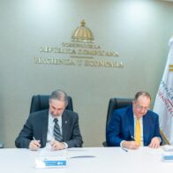 El convenio fue rubricado por el ministro del MHE, Magín Díaz, y el director ejecutivo de FIBA, David Schwartz.