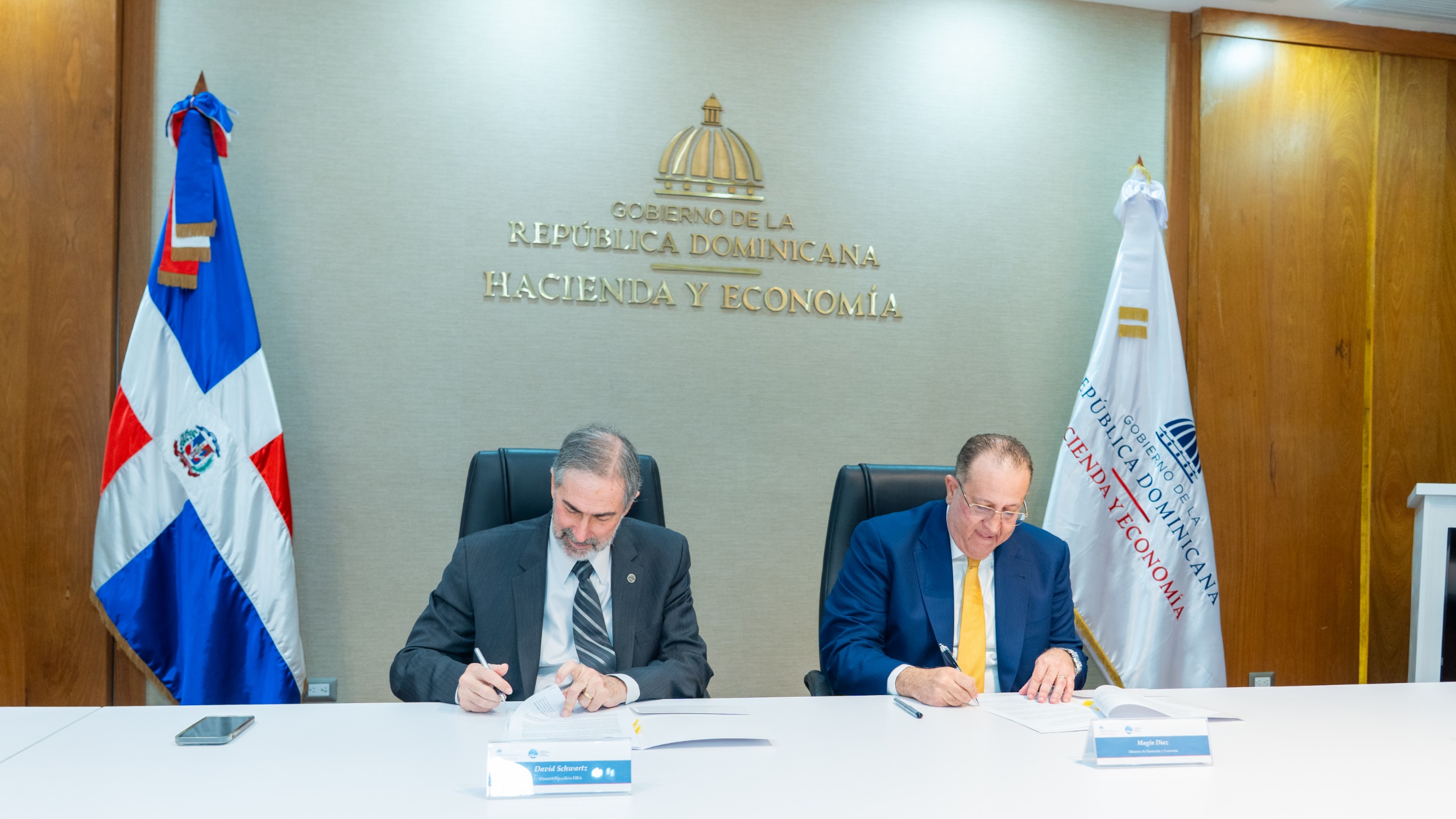 El convenio fue rubricado por el ministro del MHE, Magín Díaz, y el director ejecutivo de FIBA, David Schwartz.