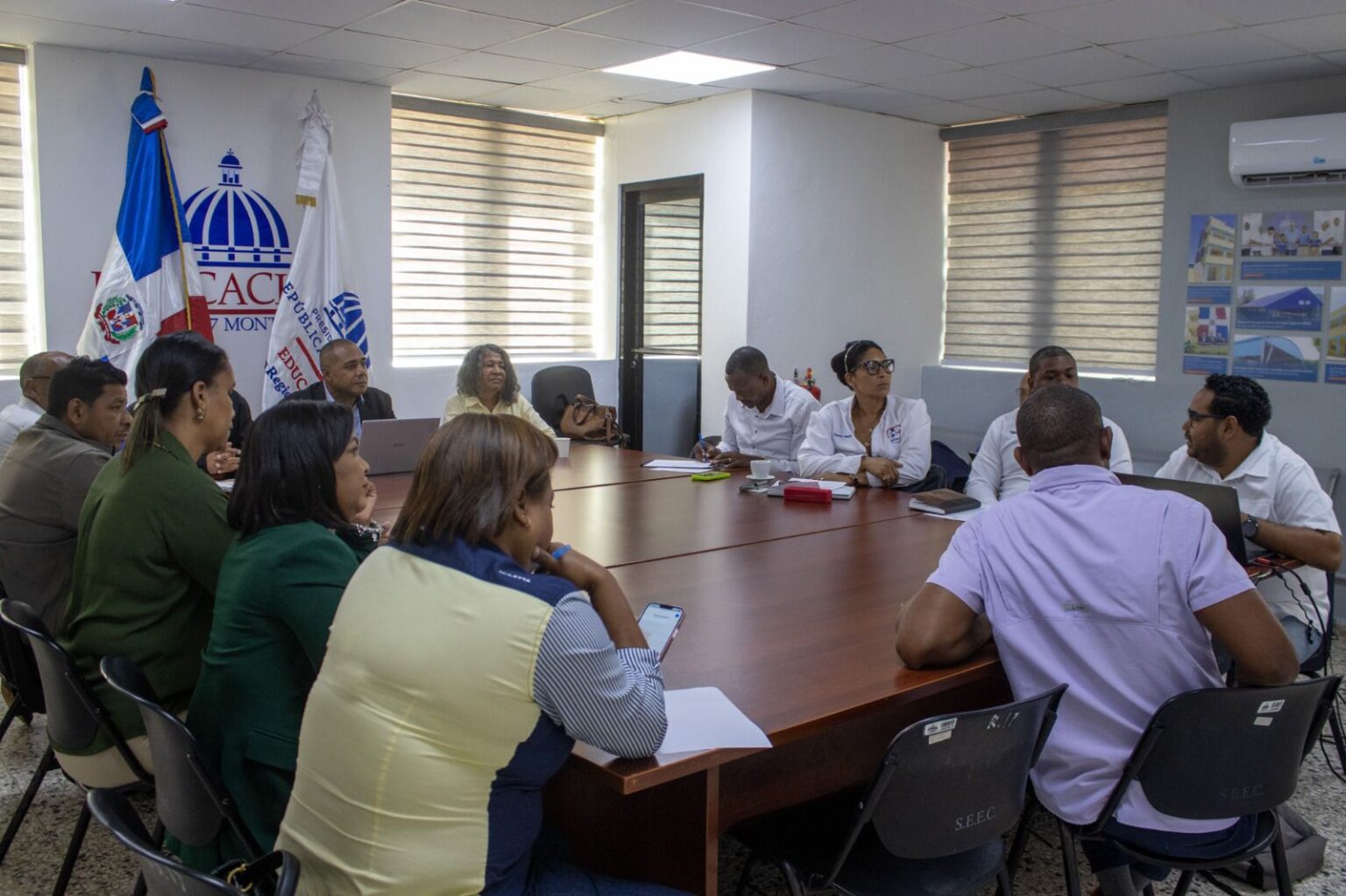 Regional 17 de Educación realiza reunión estratégica con directores distritales y representantes de la ADP