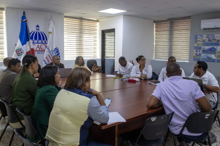 Regional 17 de Educación realiza reunión estratégica con directores distritales y representantes de la ADP
