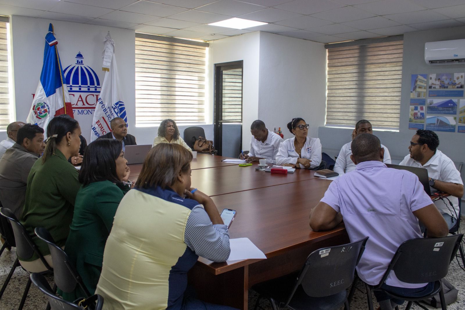 Regional 17 de Educación realiza reunión estratégica con directores distritales y representantes de la ADP