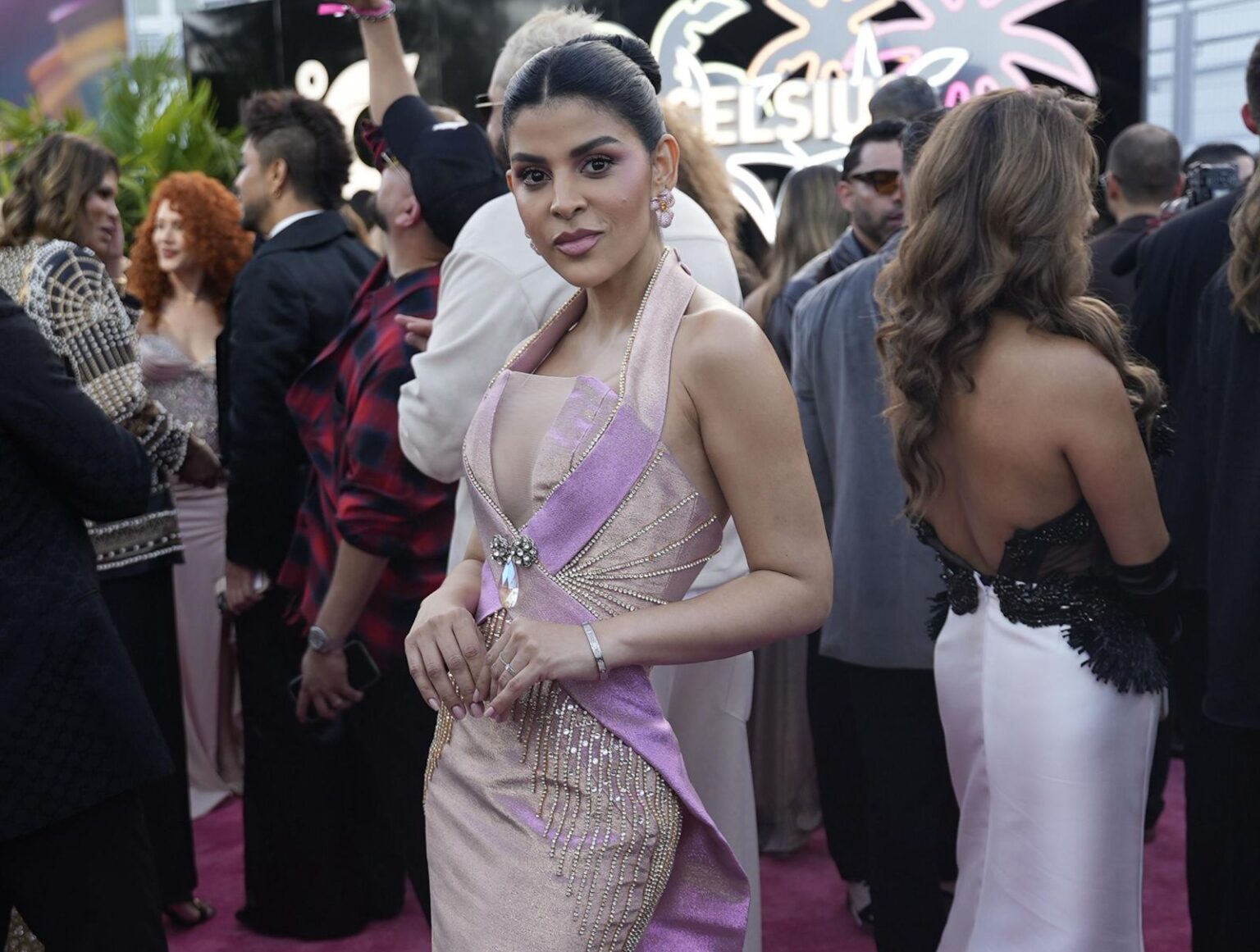 Dra. Tania Medina deslumbra en Premios Lo Nuestro con un vestido inspirado en la aurora boreal