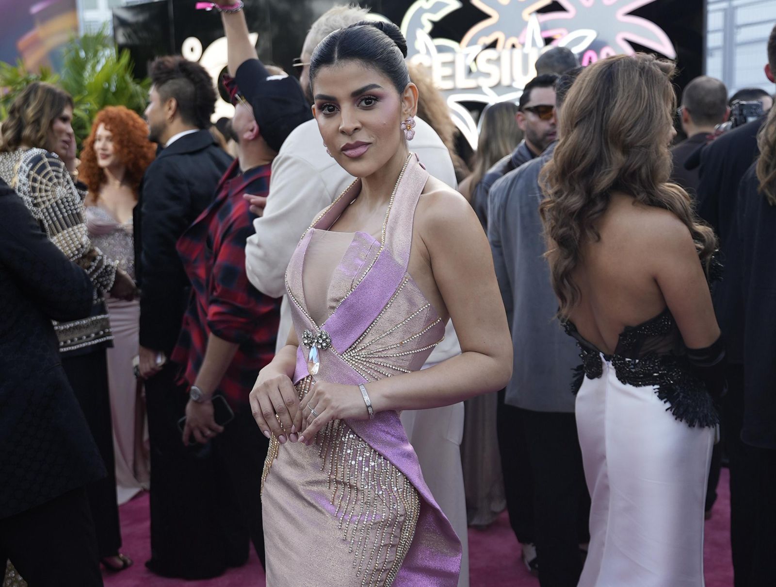 Dra. Tania Medina deslumbra en Premios Lo Nuestro con un vestido inspirado en la aurora boreal