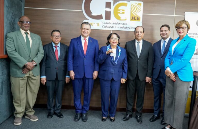 Pleno de la Cámara de Cuentas obtiene la nueva cédula de identidad y electoral en la JCE
