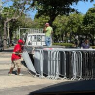 Trabajan en el montaje para el Carnaval del Distrito Nacional