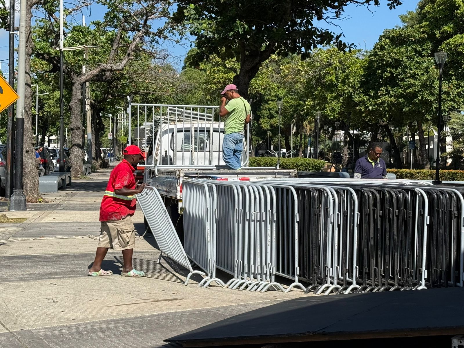 Trabajan en el montaje para el Carnaval del Distrito Nacional