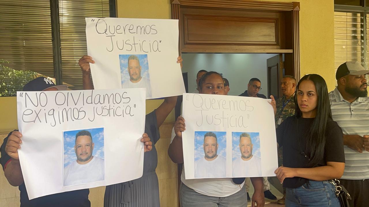 Familia exige esclarecer muerte de hombre bajo custodia policial en destacamento de Gurabo, Santiago