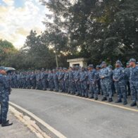 Operativo de supervisión refuerza control y humanización en centro penitenciario La Victoria Nota periodística Con un mensaje claro de orden, seguridad y respeto a la dignidad humana, autoridades policiales realizaron una jornada de supervisión integral en el Centro de Corrección y Rehabilitación La Victoria, donde evaluaron los mecanismos de control interno y las condiciones de los privados de libertad, en el marco del nuevo modelo penitenciario. El coronel Wilking Reynoso Valdez, comandante del Departamento de la Penitenciaría de La Victoria, sostuvo a su llegada una reunión estratégica con el personal de seguridad policial y representantes de las distintas instituciones que operan en el centro. Durante el encuentro, realizado por instrucciones del director general de la uniformada, mayor general Andres Modesto Cruz Cruz, se enfatizó la correcta aplicación de la autoridad, dejando establecido que el rol fundamental del personal es custodiar y, al mismo tiempo, proteger los derechos fundamentales de cada interno, sin incurrir en atropellos. Posteriormente, se efectuó un recorrido de inspección por todas las áreas del recinto con el objetivo de identificar zonas de riesgo y vulnerabilidades. Las autoridades aseguraron que las debilidades detectadas serán corregidas de manera inmediata para fortalecer la seguridad y mejorar las condiciones de reclusión. Como parte del operativo, se realizó un levantamiento exhaustivo de la población penitenciaria. Con listado en mano, se verificó uno por uno a los reclusos, validando el conteo actualizado. Durante este proceso, los funcionarios conversaron con numerosos internos para conocer de primera mano sus precariedades y necesidades. En ese contexto, se impulsó una línea de trabajo orientada a la humanización del sistema, motivando a los privados de libertad a integrarse a los cursos técnicos y profesionales impartidos en escuelas básicas, vocacionales y en el Instituto Nacional de Formacion Tecnico Profesional (Infotep). Reynoso Valdez subrayó que la formación es clave para la rehabilitación y la futura reinserción social de quienes cumplen condena. En materia alimentaria, se instruyó al área de cocina a garantizar alimentos de calidad y optimizar los tiempos de servicio, recordando que la buena alimentación es un derecho que incide directamente en la salud de los internos. Durante la inspección también se detectaron fallas en el suministro de agua potable. Tras las indagatorias, se determinó que la avería se originó en la localidad de Mata Mamon. De inmediato se estableció contacto con la Corporacion del Acueducto y Alcantarillado de Santo Domingo (CAASD), que procedió a corregir la problemática y restablecer el servicio. En el área de salud, las autoridades dialogaron con el personal médico y dejaron claramente estipulado que todo interno debe recibir un trato digno, afable y profesional. La jornada concluyó con el compromiso de mantener una supervisión permanente que combine firmeza en el control con respeto irrestricto a los derechos humanos, pilares esenciales del nuevo modelo penitenciario.
